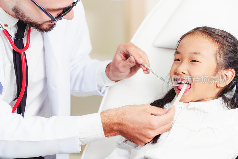牙科医生在牙科诊所检查儿童牙齿。牙科医生在牙科诊所检查儿童牙齿。