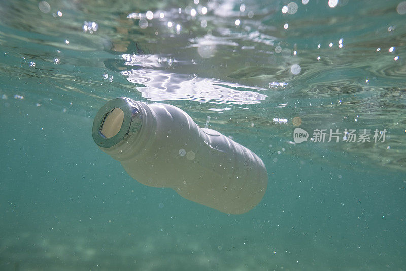 漂浮在海面上的废弃塑料瓶。