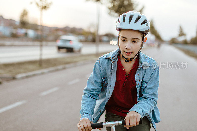 男孩开滑板车