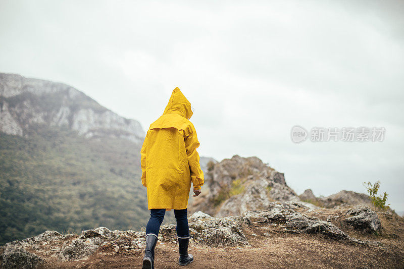 一个下雨天独自徒步的女人