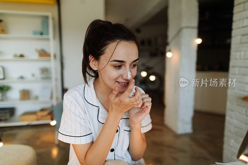 年轻女子每天早上涂抹面霜