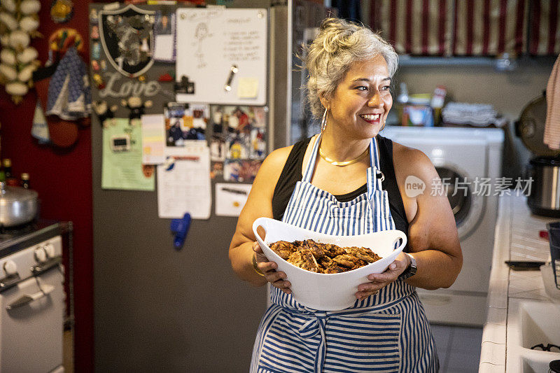 西班牙妇女在厨房做饭