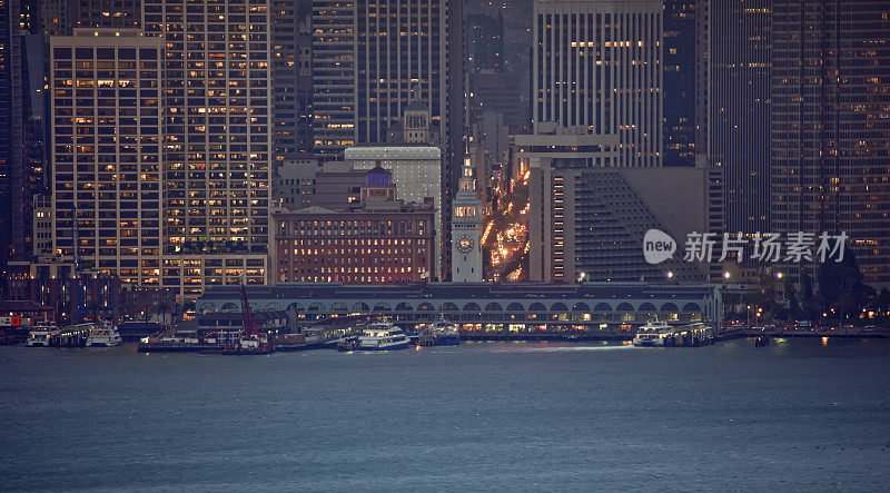 旧金山渡轮大厦与金融区在傍晚的背景