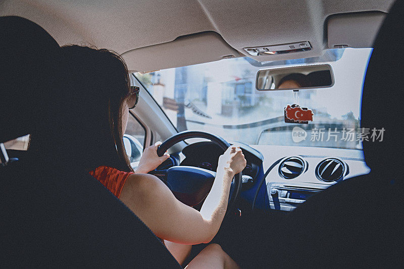 一个年轻女子在高速公路上开车