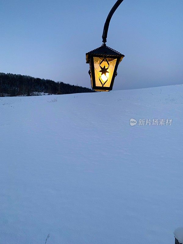 雪中照亮乡村街灯