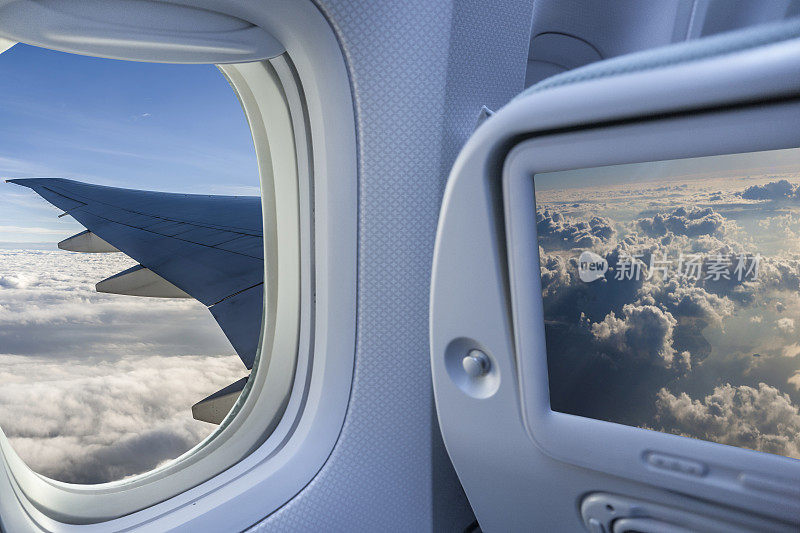 透过飞机窗户看到的云朵和天空