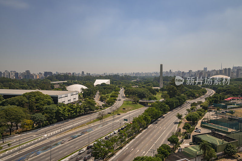 São保罗天际线，方尖碑和Ibirapuera公园与一些空的街道，没有汽车