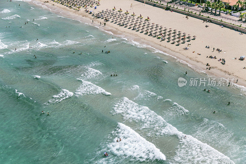 从上面的爱琴海海滩和人