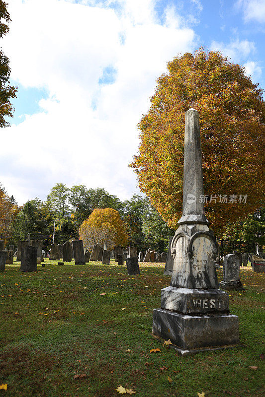 佛蒙特州阿灵顿公墓的秋天