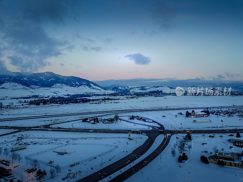 蒙大拿州西波兹曼黄昏时的新雪