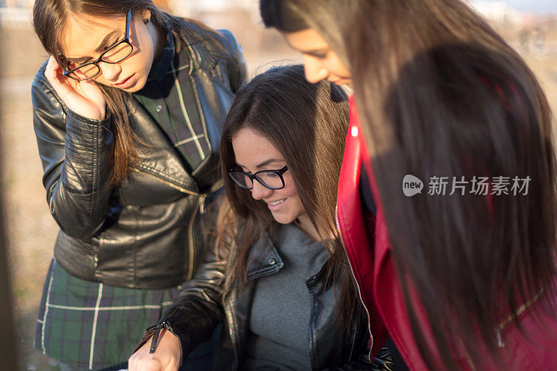 大学生在课间和学习间隙出去玩