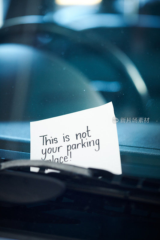 手写“这不是你的停车位!!”在雨刷下