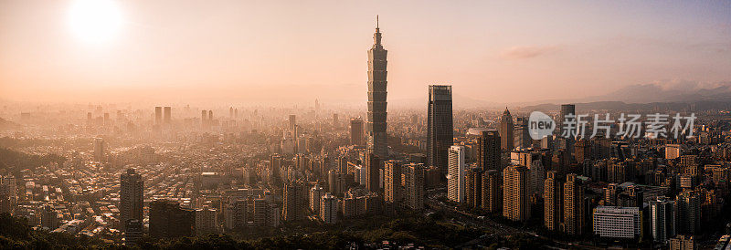 无人机全景照片-日落的城市台北，台湾。台北101摩天大楼的特色。