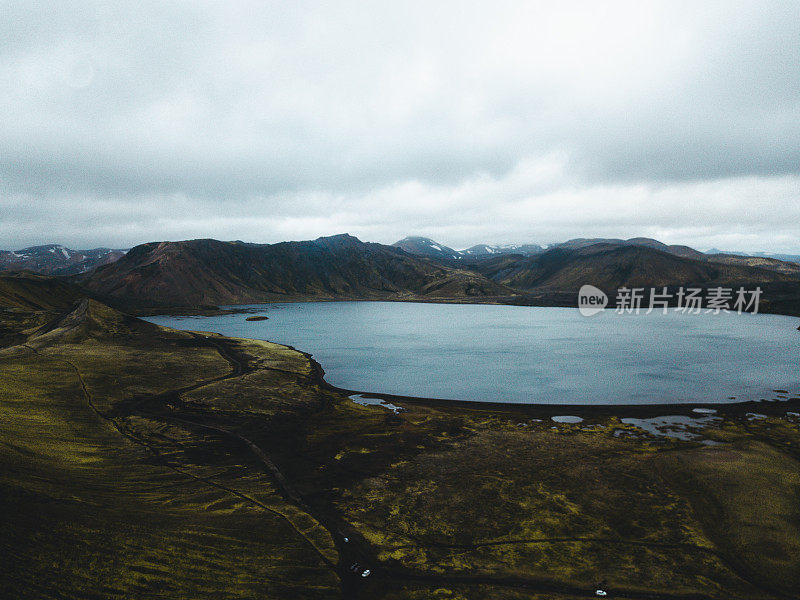 鸟瞰图在冰岛高地火山口美丽的湖