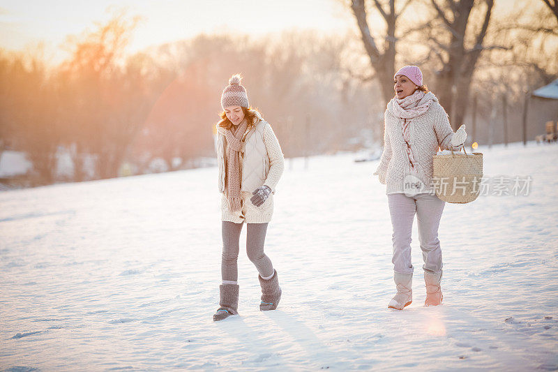 快乐的女人在雪地里行走