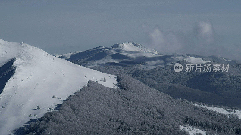 冬季仙境。的雪山风景