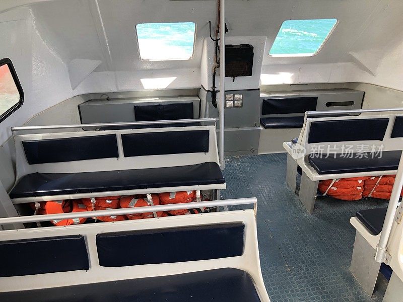 救生艇上的座椅和救生衣