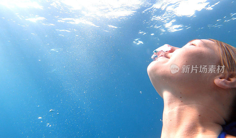 女人在清澈的地中海水域游泳