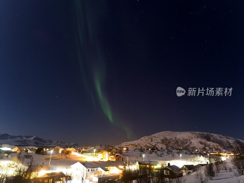 挪威索玛罗亚村庄上空的北极光