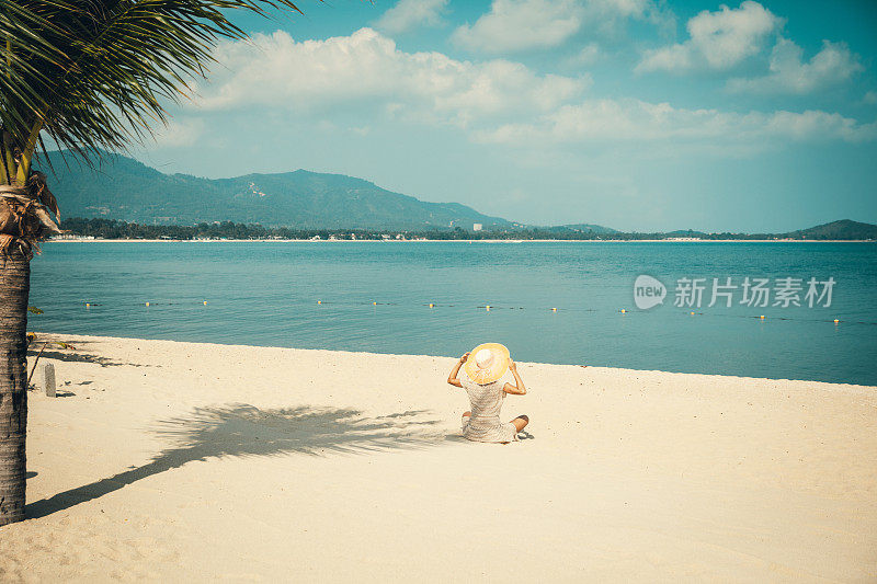 热带海滩上的女子