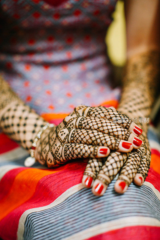 印度女士手上的指甲花纹身