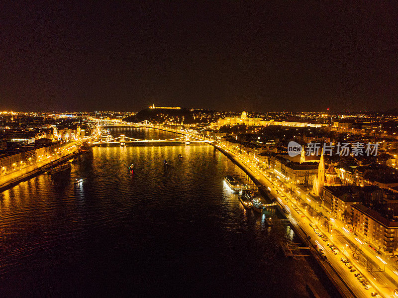 多瑙河上的链桥夜间鸟瞰图