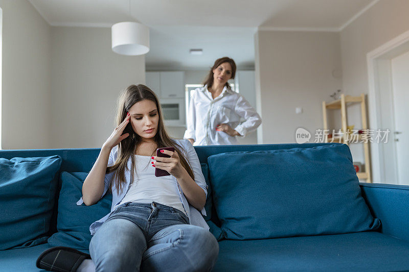 母亲和女儿因使用手机而争吵