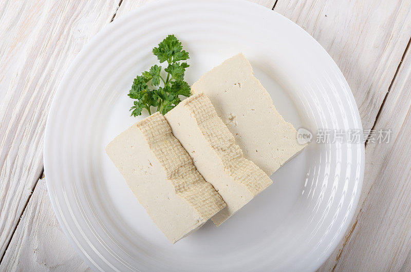 豆腐脑在粘土盘的特写。奶酪的非乳制品替代品