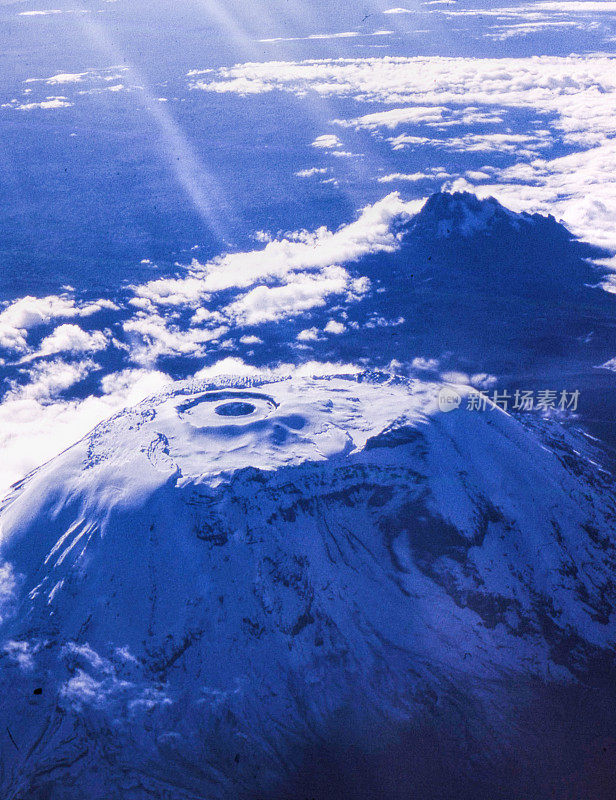 1967年全球变暖之前的乞力马扎罗山。Airphotograph