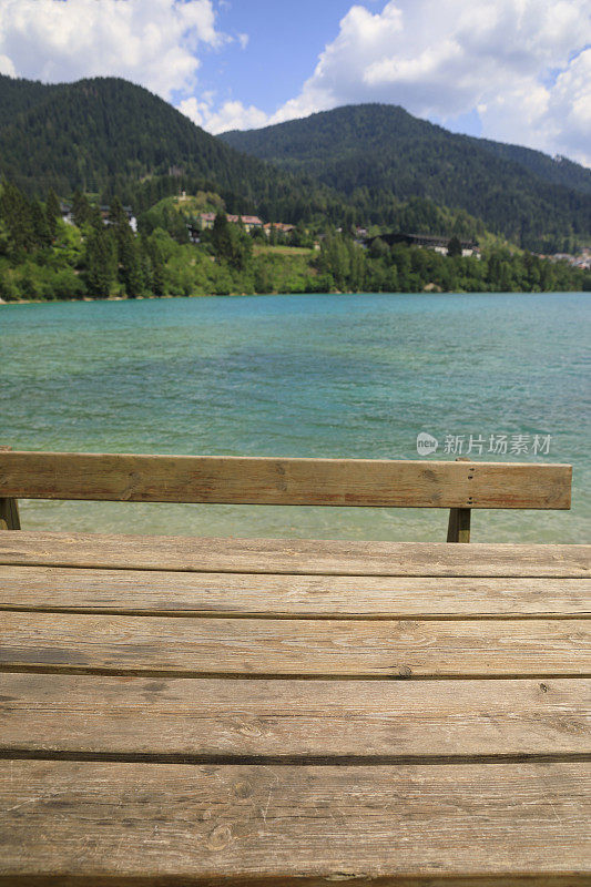 松木野餐桌。大自然原封未动，山中湖的白云石山脉和松林为背景。