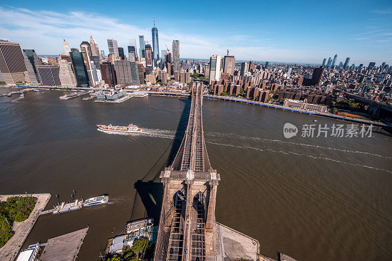 布鲁克林大桥横跨东河的纽约市景观，从布鲁克林上空的直升飞机上拍摄，俯瞰曼哈顿一侧
