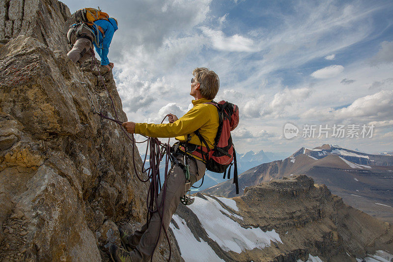 两名登山者探索冰川上方的山脊