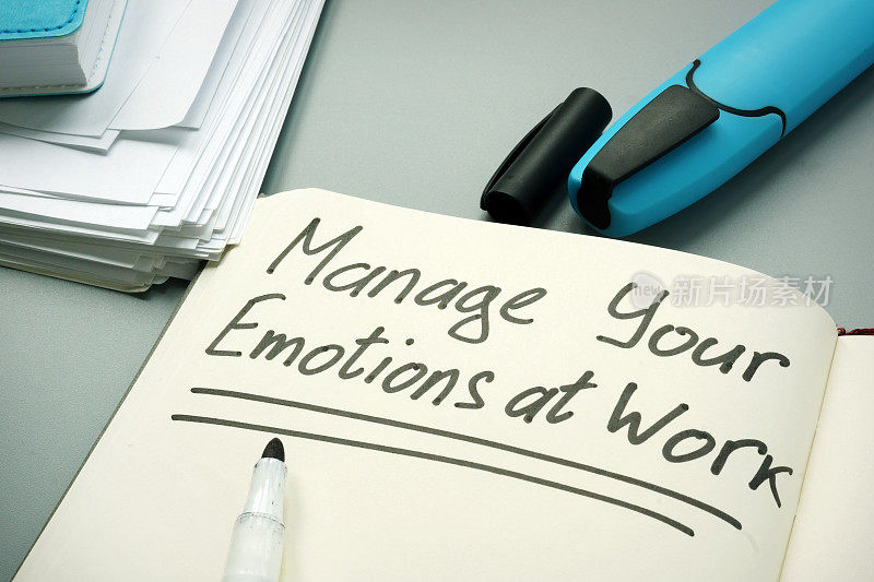 在工作中控制你的情绪手写在纸上。