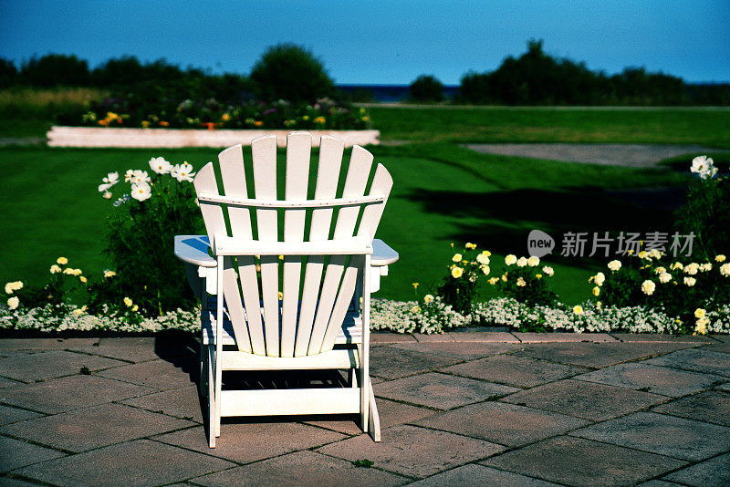 阿迪朗达克椅子排列整齐，眺望美丽的休伦湖