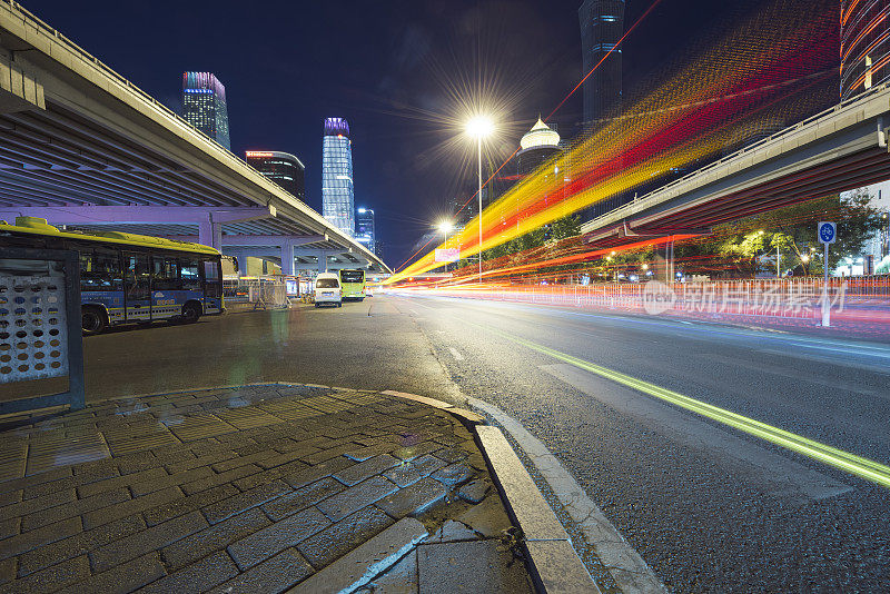 北京夜间城市公路交通