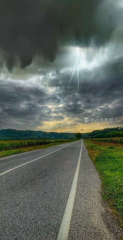 雷雨期间的乡间小路