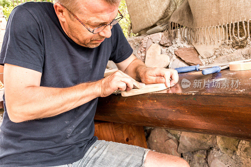 木匠在他的户外工作室用技能和激情工作木材