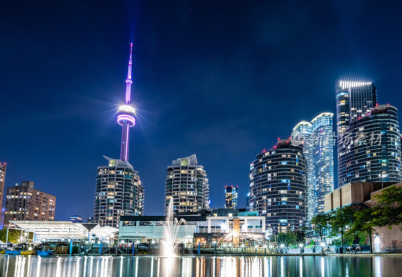 加拿大国家电视塔的多伦多夜景