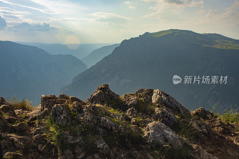 壮丽的塔拉峡谷在杜米托国家公园沐浴着阳光。