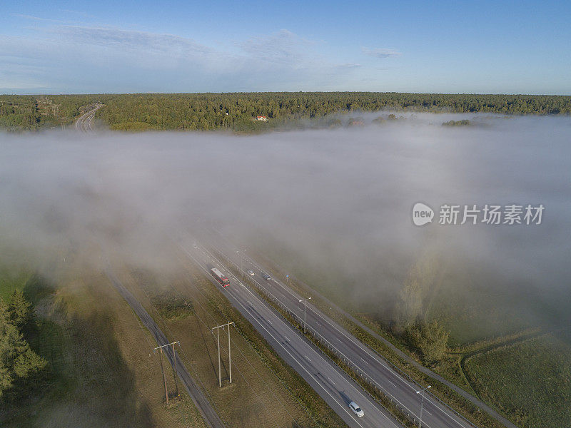 鸟瞰图的道路在一个雾蒙蒙的农村景观