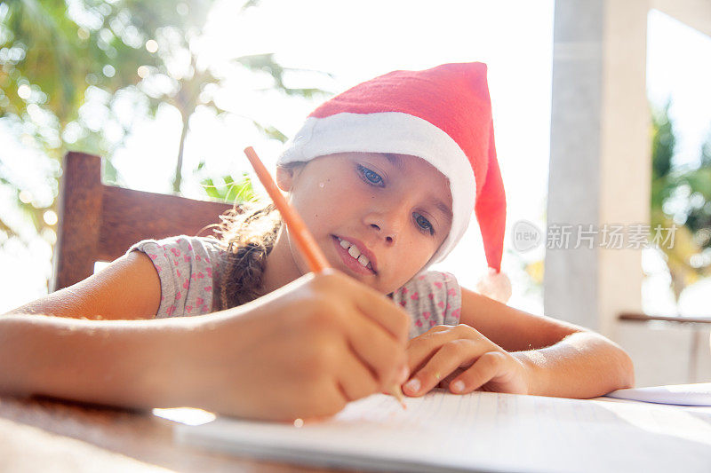 年轻女孩写的愿望清单圣诞老人在热带假日