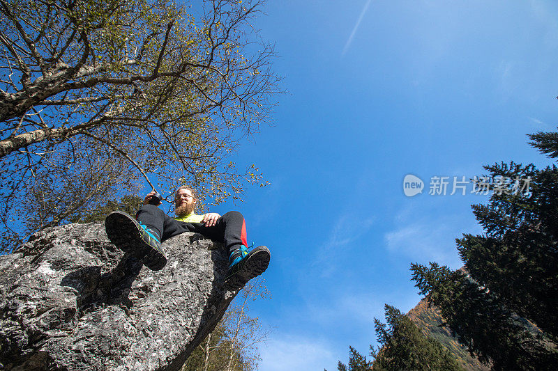 在大自然中徒步旅行的成年人