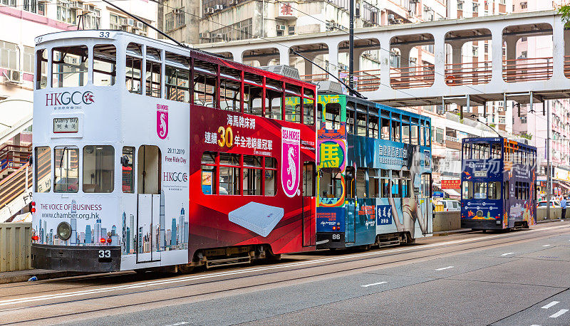 繁忙的香港街道和香港电车。