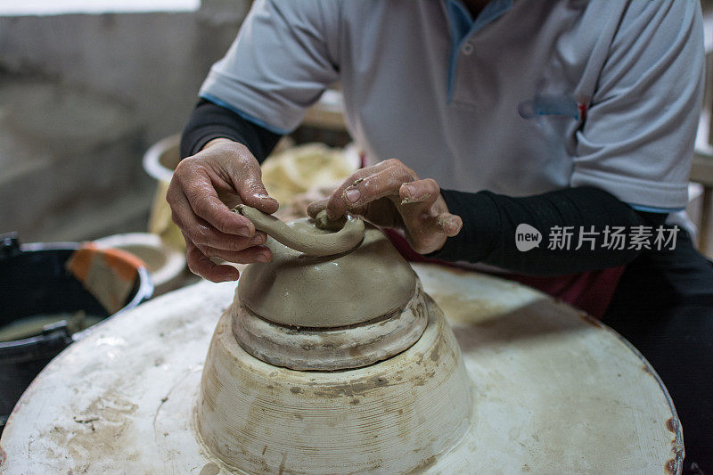 泰国南邦，手工在陶工轮上制作粘土