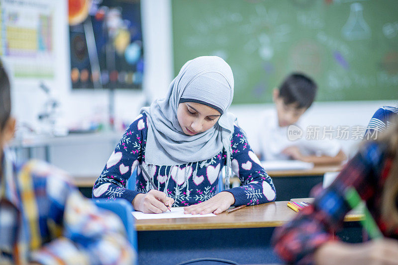 阿富汗小学女孩在班上涂色