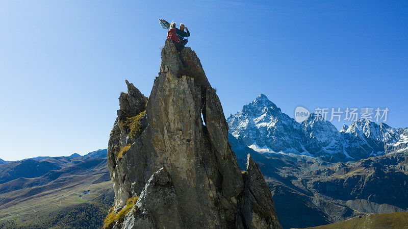 登山者登上顶峰的鸟瞰图