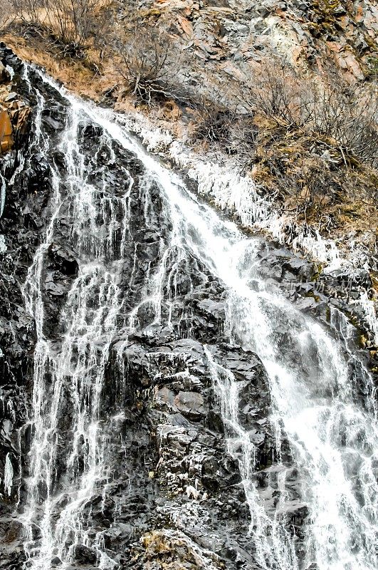 阿拉斯加州瓦尔迪兹的马尾瀑布