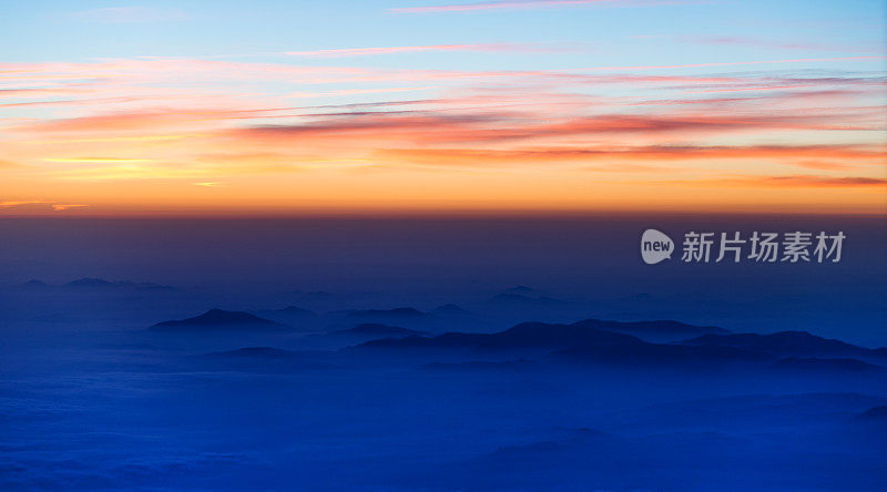 中国日落雪山的鸟瞰图