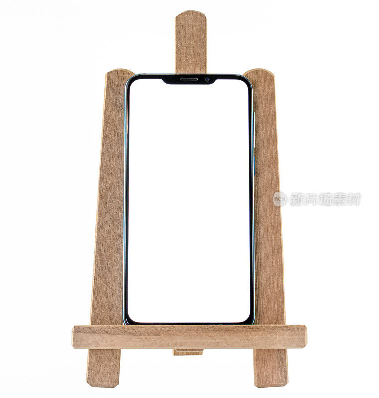 现代大尺寸触摸屏手机在一个木制的艺术家画架。孤立在白色背景上。