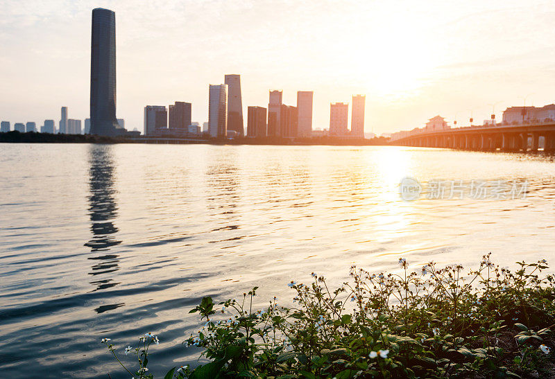 夕阳下的海滨城市